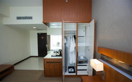 uma cozinha com um lavatório e um frigorífico em Premiera Hotel Kuala Lumpur em Kuala Lumpur