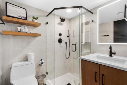 a bathroom with a shower and a toilet and a sink at Sundunes 122 in Navarre