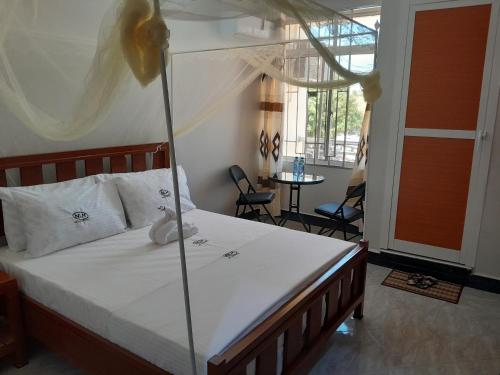 Postel nebo postele na pokoji v ubytování New Luguruni Hotel