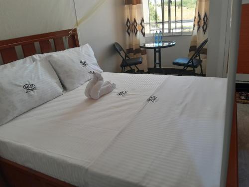 Postel nebo postele na pokoji v ubytování New Luguruni Hotel