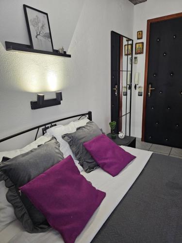 Postel nebo postele na pokoji v ubytování Studio Violet Olympic beach