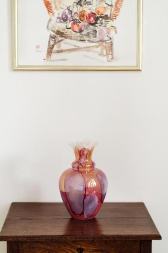 a vase sitting on top of a wooden table at Golf Apartment Villa Elisabeth in Mariánské Lázně
