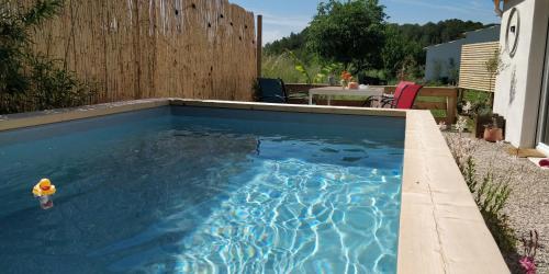 Bazén v ubytování Gîte L’escale provençale nebo v jeho okolí