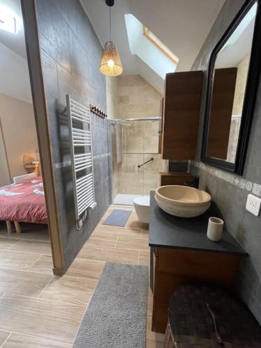 une salle de bain avec un lavabo et des toilettes dans une chambre dans l'établissement La petite maison de Marie, à Saint-Pierre-en-Port