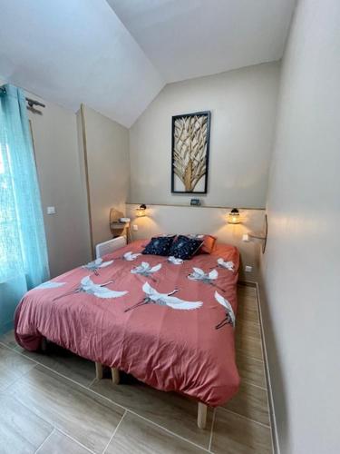 - une chambre avec un lit avec des oiseaux dans l'établissement La petite maison de Marie, à Saint-Pierre-en-Port