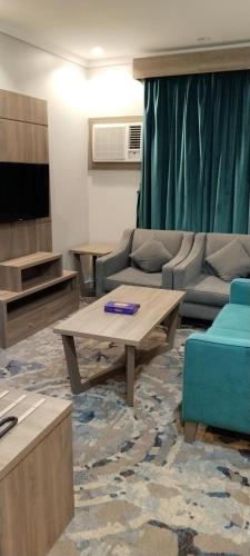 a living room with a couch and a table at همم للوحدات السكنيه المخدومة- الدقم in Umm Lujj