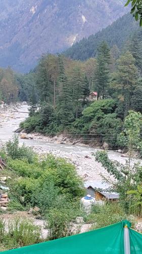 Naturlandskabet i nærheden af luksusteltet