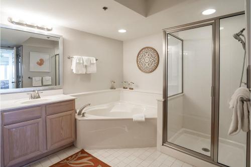 Ένα μπάνιο στο Beachside Paradise 3BR Panoramic Ocean Views