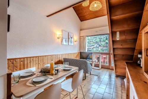 une salle à manger avec une table et des chaises dans l'établissement Ecureuils 1, à Morzine