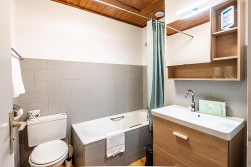 une petite salle de bain avec toilettes et lavabo dans l'établissement Ecureuils 1, à Morzine