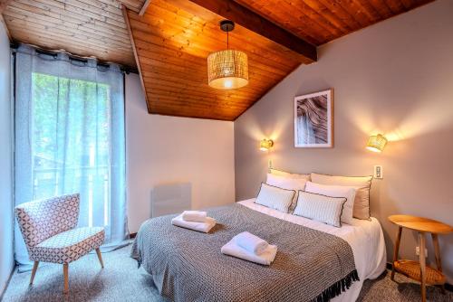 une chambre avec un lit, une chaise et une fenêtre dans l'établissement Ecureuils 1, à Morzine