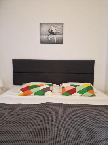 Katil atau katil-katil dalam bilik di Rainbow Apartments