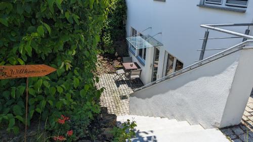 a stairway leading up to a house with a green wall at Ferienwohnung Hemer in Schrozberg