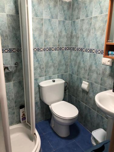 a bathroom with a toilet and a sink at La Gloria in Guadix