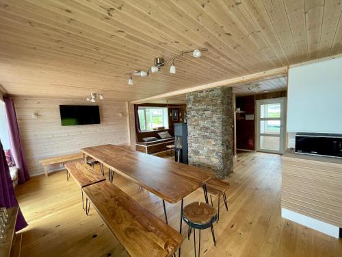 TV a/nebo společenská místnost v ubytování Ecolodge Båthuset 69Nord