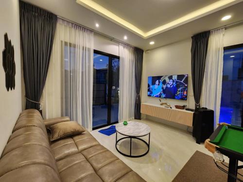 TV a/nebo společenská místnost v ubytování Holiday Pool Villa Bangsean Chonburi - 3 Bedrooms Villas up to 10 people