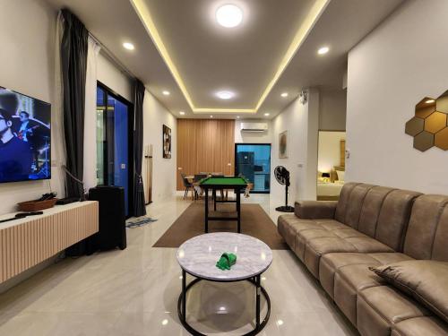 Posezení v ubytování Holiday Pool Villa Bangsean Chonburi - 3 Bedrooms Villas up to 10 people