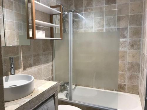 une salle de bain avec un lavabo, une douche et des toilettes dans l'établissement Isabela 63 - Multipass inclu, à Châtel