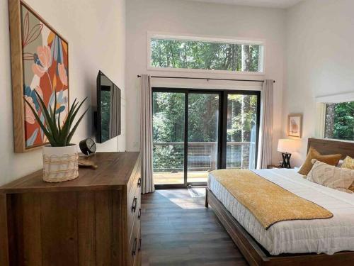 Postel nebo postele na pokoji v ubytování Modern Mountain Getaway with Hot Tub, Fire Pit