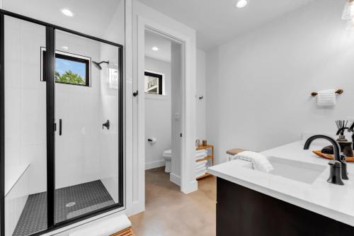 Ένα μπάνιο στο The Escape at 212 with Concierge Services
