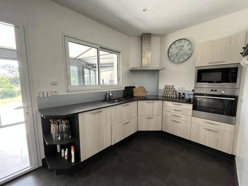 Photo de la galerie de l'établissement Maison Familiale à 500m des Plages, Jardin, Parking, Evadez-vous! - FR-1-324A-17, à Saint-Jean-de-Monts