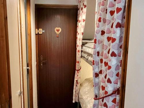 une porte avec un cœur dessus dans une chambre dans l'établissement Studio rénové de 26m² à Le Grand-Bornand pour 4 personnes - FR-1-458-116, au Grand-Bornand