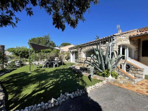Maison climatisée avec jardin près du centre de Vallon Pont d'Arc - 6 couchages - FR-1-382-112