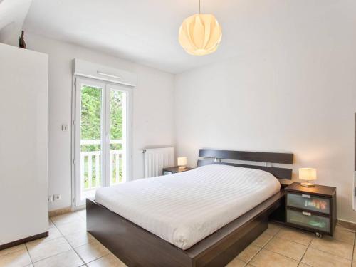 une chambre avec un grand lit et une grande fenêtre dans l'établissement Maison de vacances pour 6 personnes à 600m de la plage avec terrasse et jardin, idéale en famille - FR-1-788-13, à Merville-Franceville-Plage