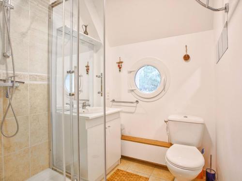 une salle de bain avec une douche, des toilettes et un lavabo dans l'établissement Maison de vacances pour 6 personnes à 600m de la plage avec terrasse et jardin, idéale en famille - FR-1-788-13, à Merville-Franceville-Plage