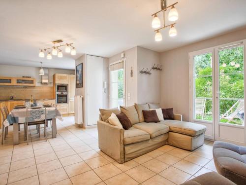 un salon avec un canapé et une table dans l'établissement Maison de vacances pour 6 personnes à 600m de la plage avec terrasse et jardin, idéale en famille - FR-1-788-13, à Merville-Franceville-Plage