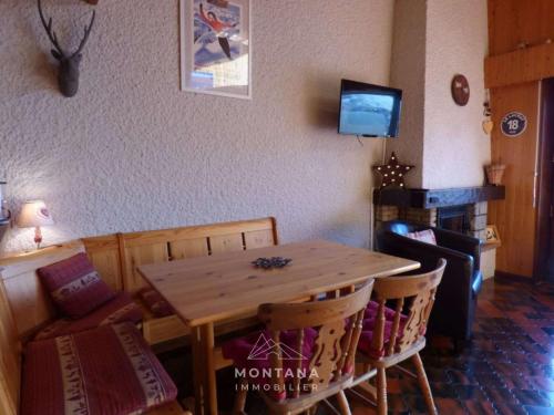 une salle à manger avec une table et des chaises en bois dans l'établissement Agréable appartement montagnard pour 6 pers. proche commerces et télécabines - FR-1-458-149, au Grand-Bornand
