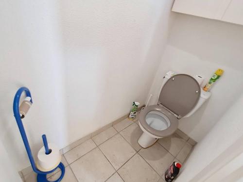 une petite salle de bains avec toilettes dans un coin dans l'établissement T3 avec parking, piscine et tennis payants à 200m des plages - Wi-Fi - FR-1-316-335, à Six-Fours-les-Plages