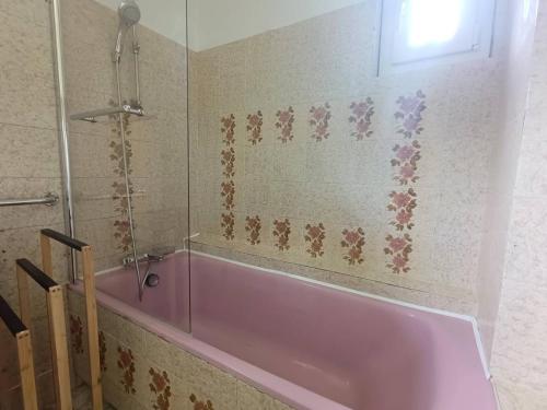 プルームール・ボドゥーにあるMaison avec WIFI, jardin clos, terrasse, à 600m de la plage - Pleumeur-Bodou - FR-1-368-425の窓のある浴室にあるピンクの浴槽