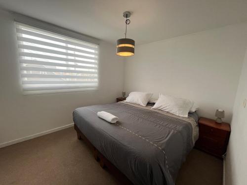 a bedroom with a bed and a window at Casa acogedora en Romeral in Romeral