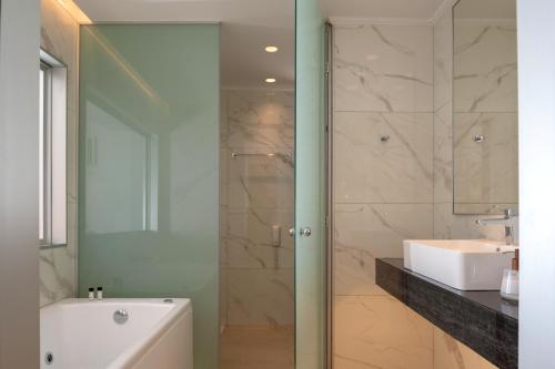 Un baño de High Beach White - Adults Only