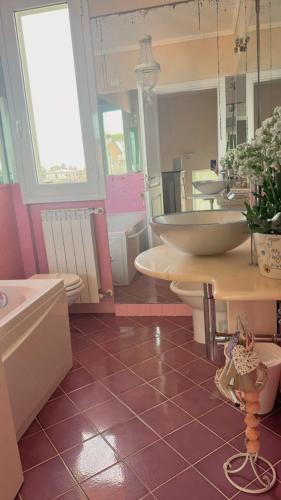 a bathroom with a sink and a tub and a toilet at Villa SouAri 10' da Forte de Marmi - 2km spiaggia in Lido di Camaiore