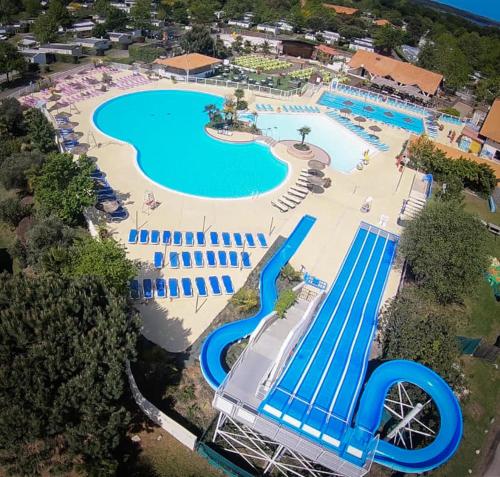 - une vue aérienne sur un complexe avec un toboggan dans l'établissement La Réserve 4 étoiles à Gastes emplacement 147 2CH 1SDB 6 personnes, à Gastes