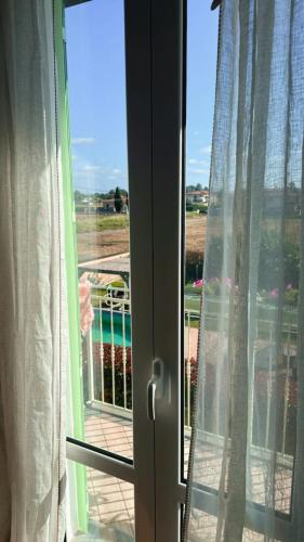 an open window with a view of a yard at Villa SouAri 10' da Forte de Marmi - 2km spiaggia in Lido di Camaiore