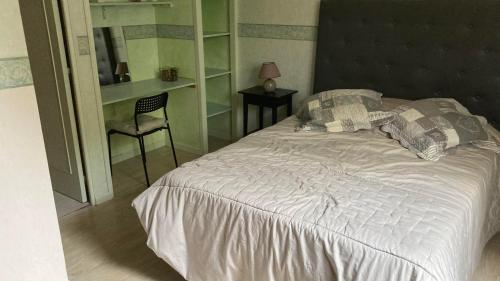 - une chambre avec un lit, une chaise et un bureau dans l'établissement La maison de Bernadette, à Pernes-les-Fontaines