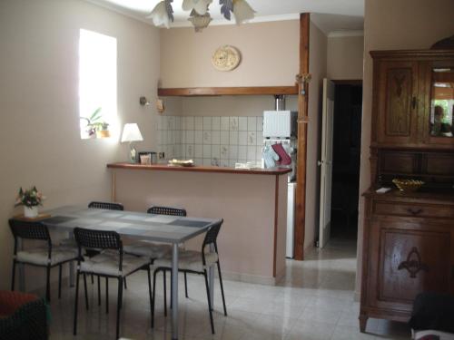 une cuisine et une salle à manger avec une table et des chaises dans l'établissement La maison de Bernadette, à Pernes-les-Fontaines