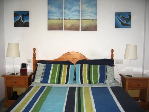 sypialnia z łóżkiem z 2 stolikami nocnymi i 2 lampami w obiekcie Costa del Sol apartment w mieście Benalmádena