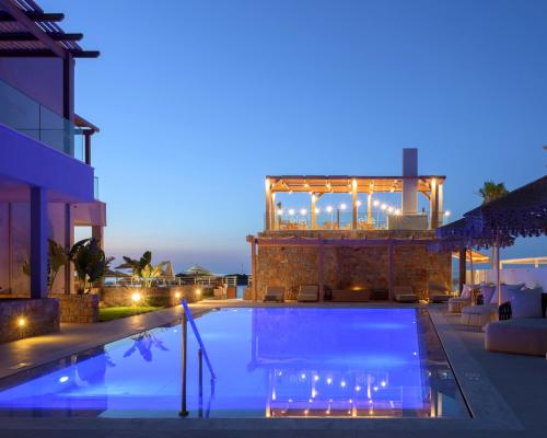 una villa con piscina por la noche en High Beach White - Adults Only, en Malia