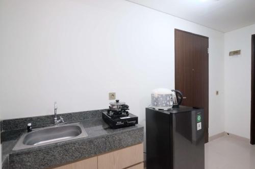 Kuchyň nebo kuchyňský kout v ubytování Brand New and Stylish 2BR at Transpark Cibubur Apartment By Travelio