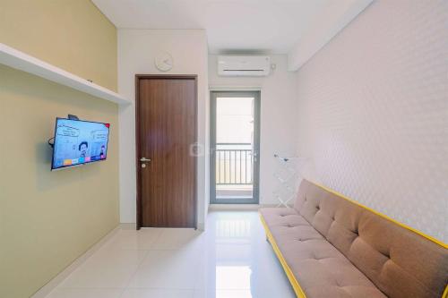 Μια τηλεόραση ή/και κέντρο ψυχαγωγίας στο Cozy and Clean 2BR at Transpark Cibubur Apartment By Travelio