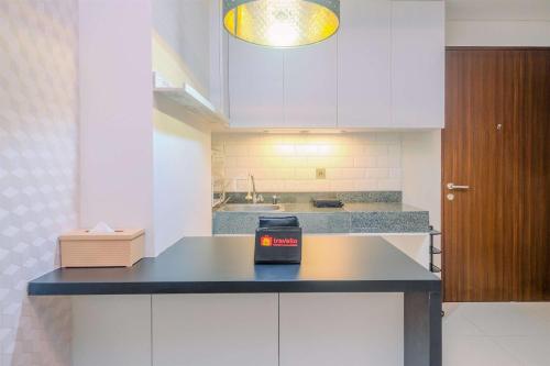 Η κουζίνα ή μικρή κουζίνα στο Cozy and Clean 2BR at Transpark Cibubur Apartment By Travelio