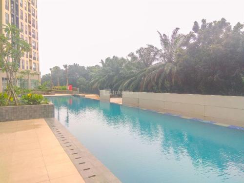 Πισίνα στο ή κοντά στο Cozy and Clean 2BR at Transpark Cibubur Apartment By Travelio