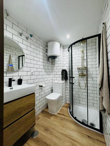 a bathroom with a shower and a sink and a toilet at Apartamento 1 dormitorio Happy Sun in Benalmádena