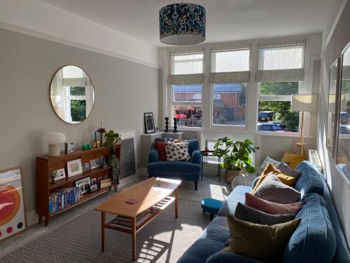 Posezení v ubytování Charming Edwardian maisonette in trendy location, minutes from restaurants and pubs in Ashley Cross, Poole