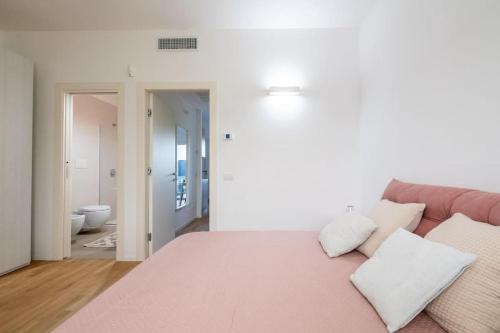 una camera da letto con un divano rosa e un bagno di Dimora Anna - Exclusive Sea Loft a Bari
