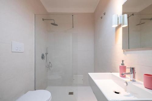 un bagno con doccia, lavandino e WC di Dimora Anna - Exclusive Sea Loft a Bari